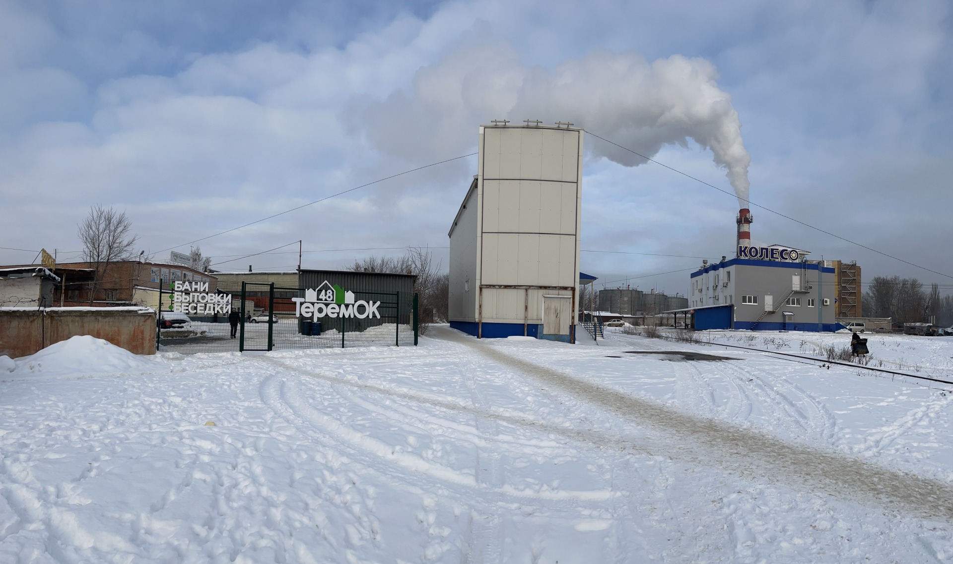 Рядом с магазином Колесо