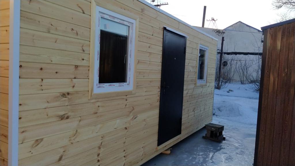 Бытовка деревянная с перегородкой №1